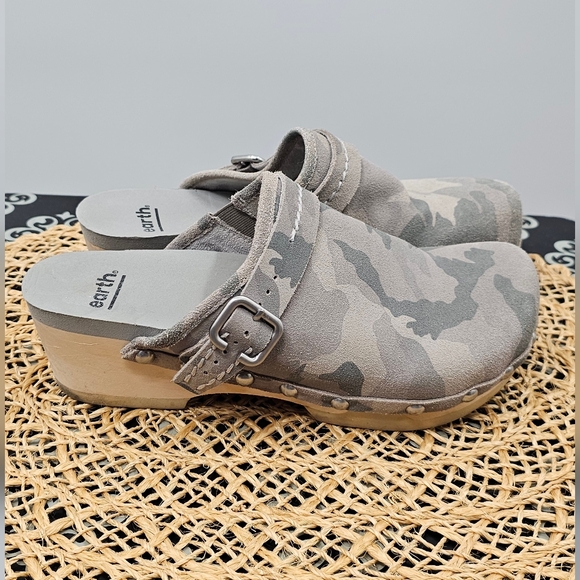 Earth Gray Leather Camo  Clogs Size 7.5 - Picture 1 of 10